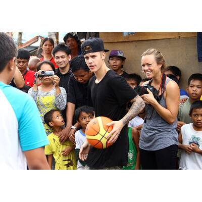 Justin Bieber besucht Orkan-Opfer in Tacloban