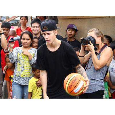 Justin Bieber besucht Orkan-Opfer in Tacloban