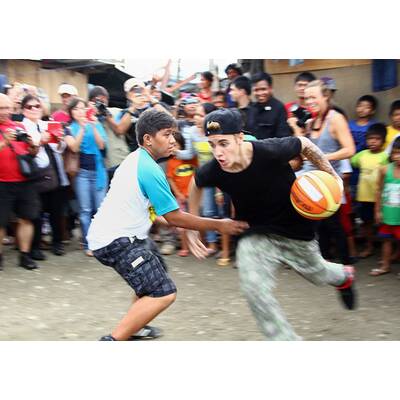 Justin Bieber besucht Orkan-Opfer in Tacloban