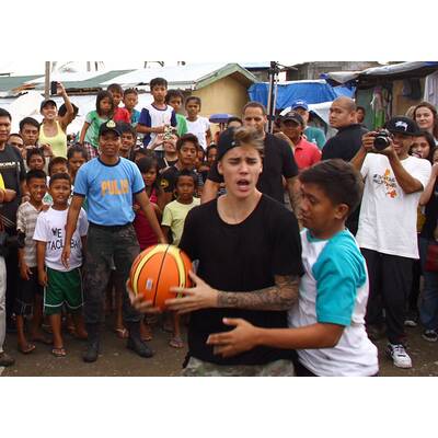 Justin Bieber besucht Orkan-Opfer in Tacloban