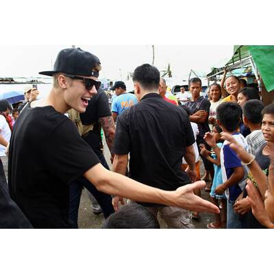 Justin Bieber besucht Orkan-Opfer in Tacloban