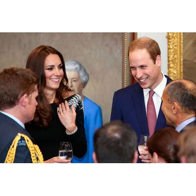 Herzogin Kate & Prinz William enthüllen Queen-Porträt