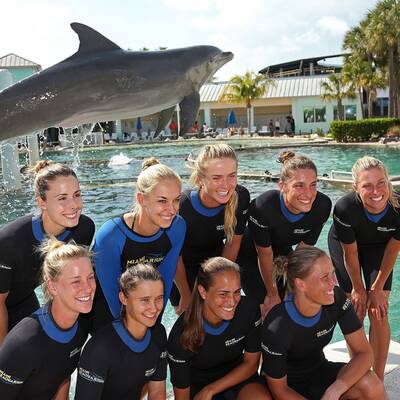 Tennis-Stars spielen in Miami mit Delfinen