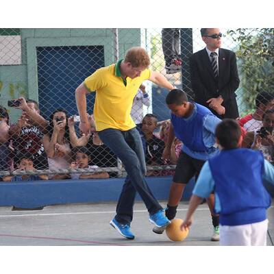Prinz Harry spielt mit Waisenkindern in Brasilien Fußball