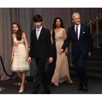Catherine Zeta-Jones & Michael Douglas mit Kids am roten Teppich