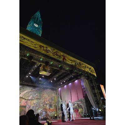 Stars und glamouröse Kostüme am Life Ball