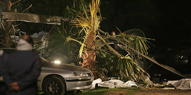 Hubschrauber köpft zwei Menschen