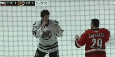 Brutaler Box-Kampf auf dem Eis