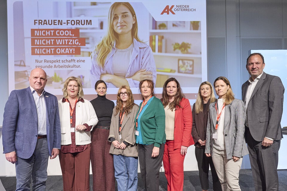 v.l.: AK NÖ-Präsident und ÖGB NÖ-Vorsitzender Markus Wieser, 3. Landtagspräsidentin im NÖ Landtag und Landesfrauenvorsitzende Elvira Schmidt, Moderatorin Yvonne Widler, L&R Sozialforschung Ronja Nikolatti & Claudia Sorger, AK NÖ-Direktorin Bettina Heise, AK Wien Adriana Mandl, Verein wendepunkt Elisabeth Cinatl und AK NÖ-Direktor-Stv. Christian Farthofer