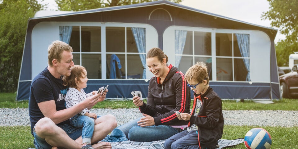 Familie vor dem Zelt in Vaclav