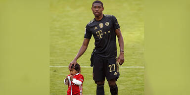 David Alaba mit seinem Sohn nach dem Gewinn, der BL-Meisterschaft