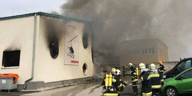 Großbrand in Herstellerfabrik mit Schaum gelöscht