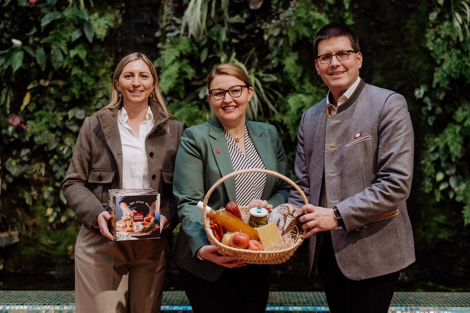 Julia Göschelbauer (Exportmarketing), Christina Mutenthaler-Sipek (GF AMA-Marketing) und Lorenz Mayr (Aufsichtsratsvorsitzender AMA-Marketing).