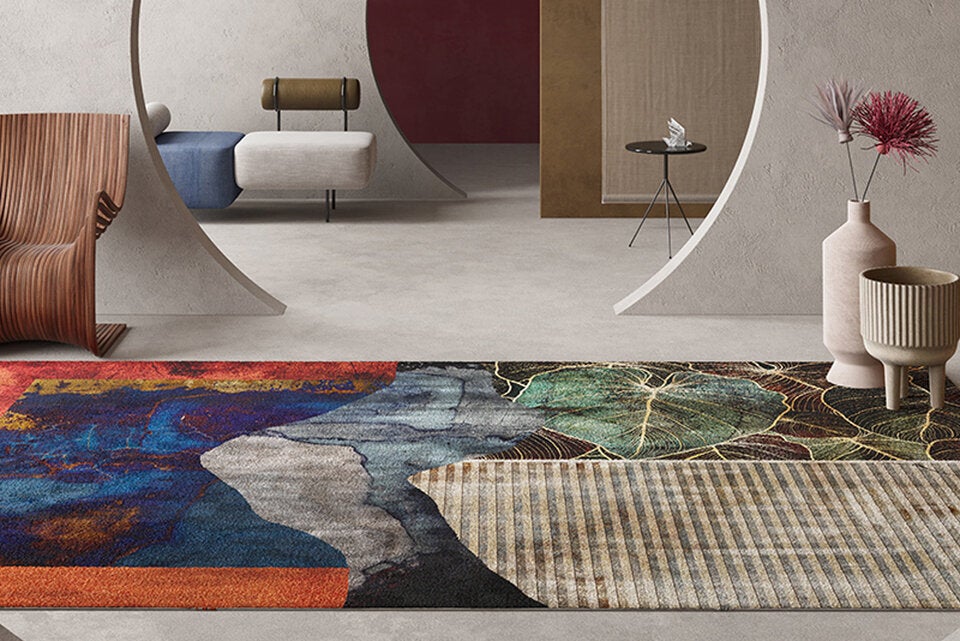 Ein buntes Highlight ist der Ambra Teppich von Inkiostro Bianco.