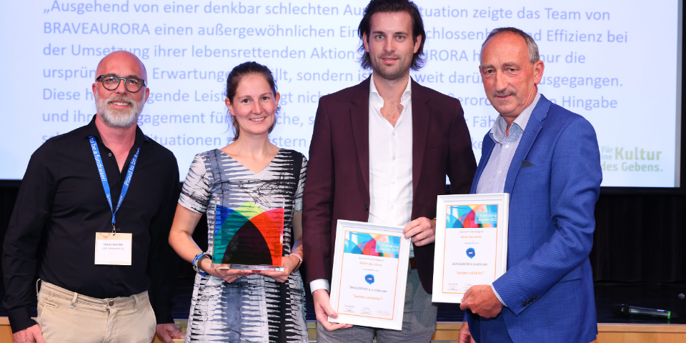 ANT Fundraising Award: Aktion des Jahres, BRAVEAURORA und Agentur stroblbinderJulia Obereder (BRAVEAURORA Vorstandsmitglied), Lukas Binder (stroblbinder), Günther Lutschinger (FVA Geschäftsführer) 