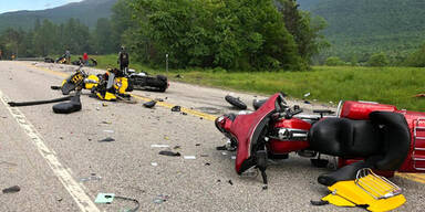 Kleinlaster rast in Biker-Kolonne &ndash; sieben Tote