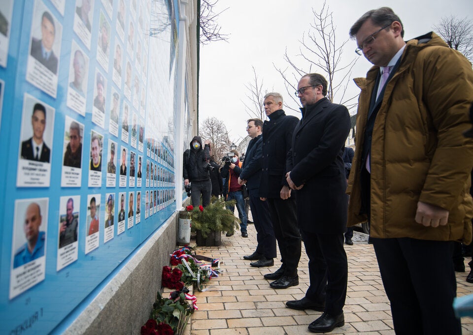 Alexander Schallenberg (Österreich/ÖVP) sowie Dmytro Kuleba (Ukraine) bei einer Blumen-Niederlegung vor dem Außenministerium in Kiew an der Wand für gefallene Helden im Rahmen eines Besuches in der Ukraine.