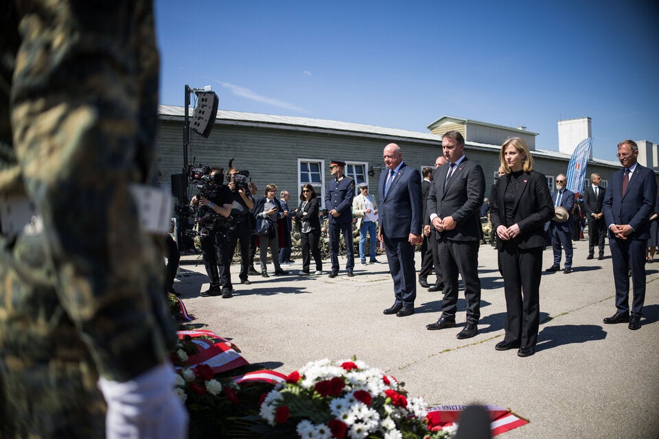 Kanzler Christian Stocker (ÖVP) , Vizekanzler Andreas Babler (SPÖ) und Außenministerin Beate Meinl-Reisinger (NEOS) bei der Kranzniederlegung. 