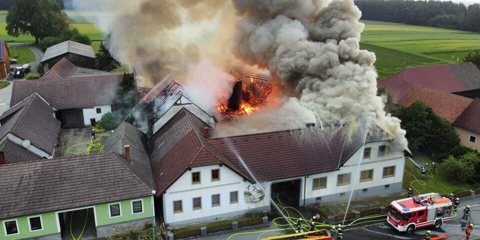 14 Feuerwehren bei Bauernhof-Brand im Einsatz