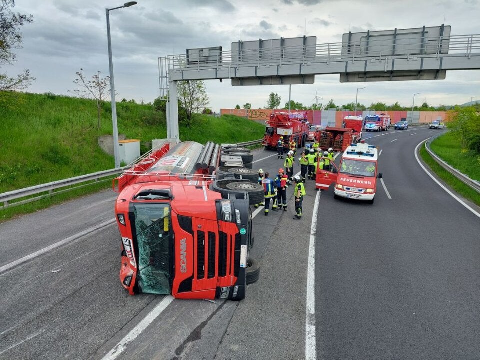 Lkw mit 38 Tonnen Holz-Pellets beim Knoten Vösendorf umgekippt