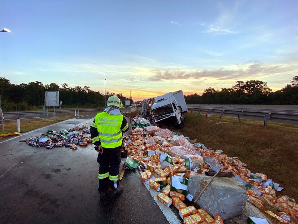 LKW verliert Fruchtsaft-Ladung