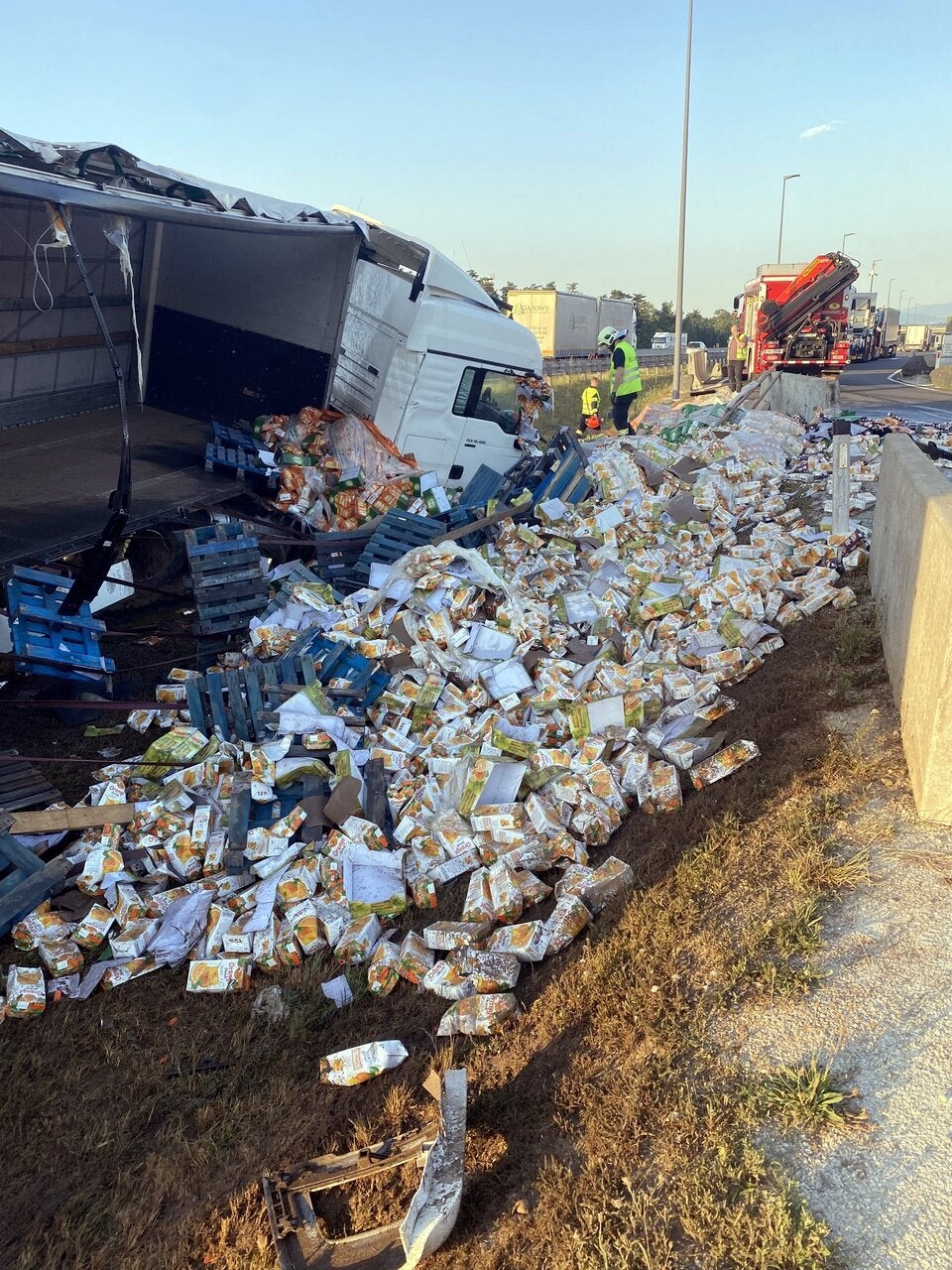 LKW verliert Fruchtsaft-Ladung