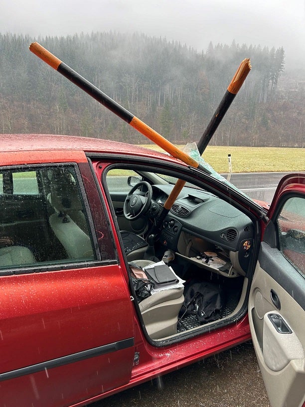 Scheestangen durchbohrten PKW