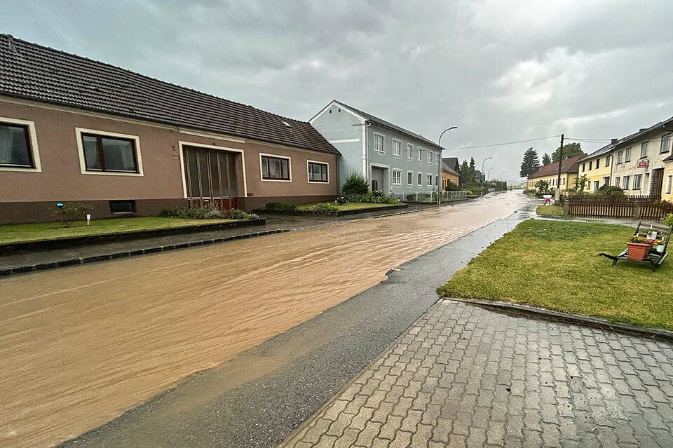 In Ludweis-Aigen verwandelten sich Straßen in Bäche.