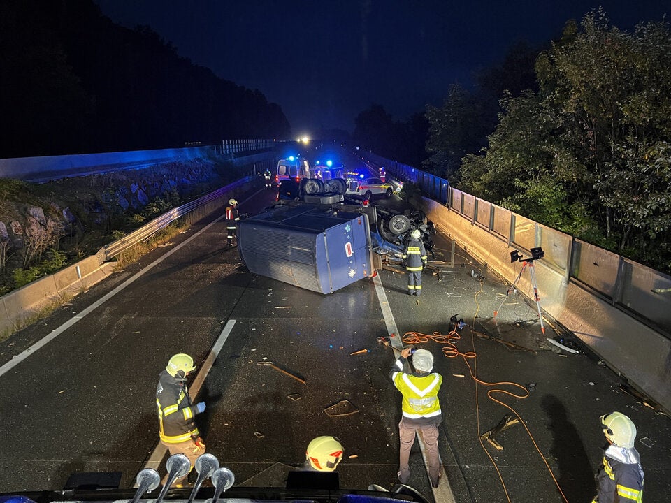 Transporter rammte Lärmschutzwände: Wagen durch Bauteile gepfählt