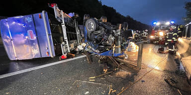 Transporter rammte L&auml;rmschutzw&auml;nde: Wagen durch Bauteile gepf&auml;hlt