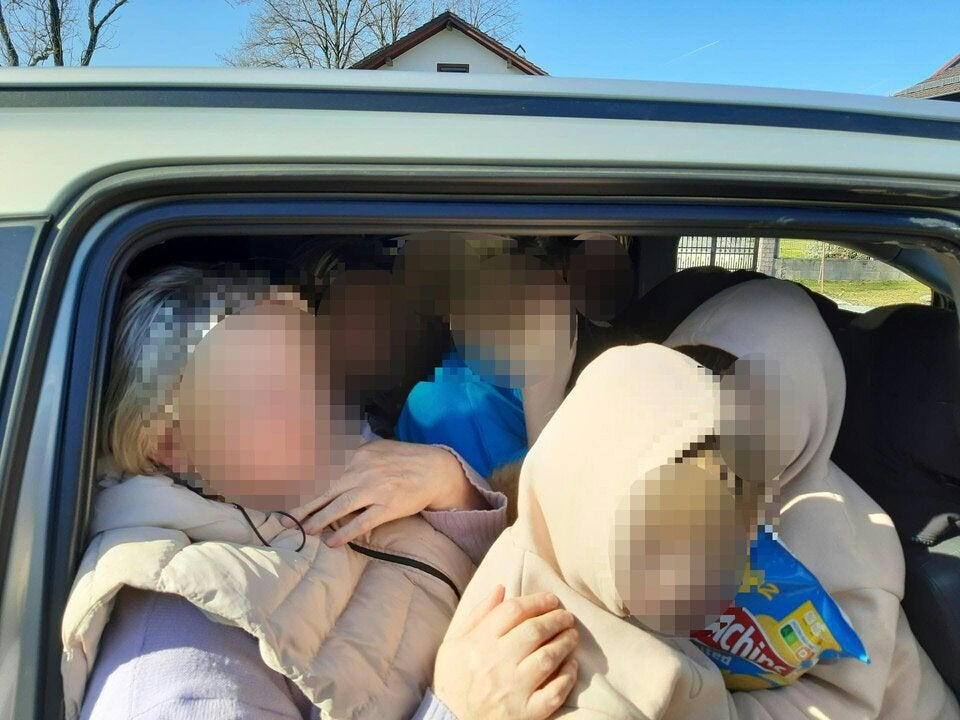 Schlepper-Pkw mit 15 Migranten von deutscher Polizei gestoppt