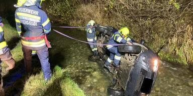 Betrunkener st&uuml;rzt in Bach
