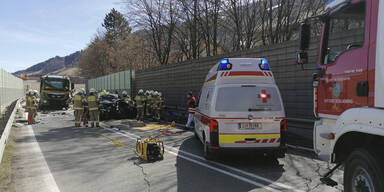 Pkw-Lenker nach Kollision mit Lkw tot