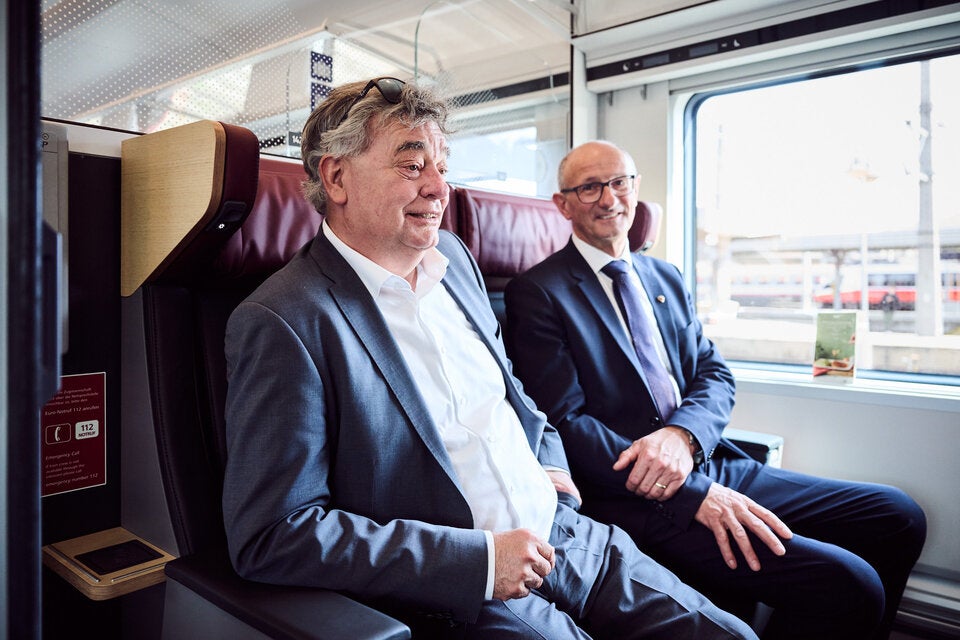 Vizekanzler Werner Kogler (Grüne)  in einem ÖBB-Railjet der neuen Generation