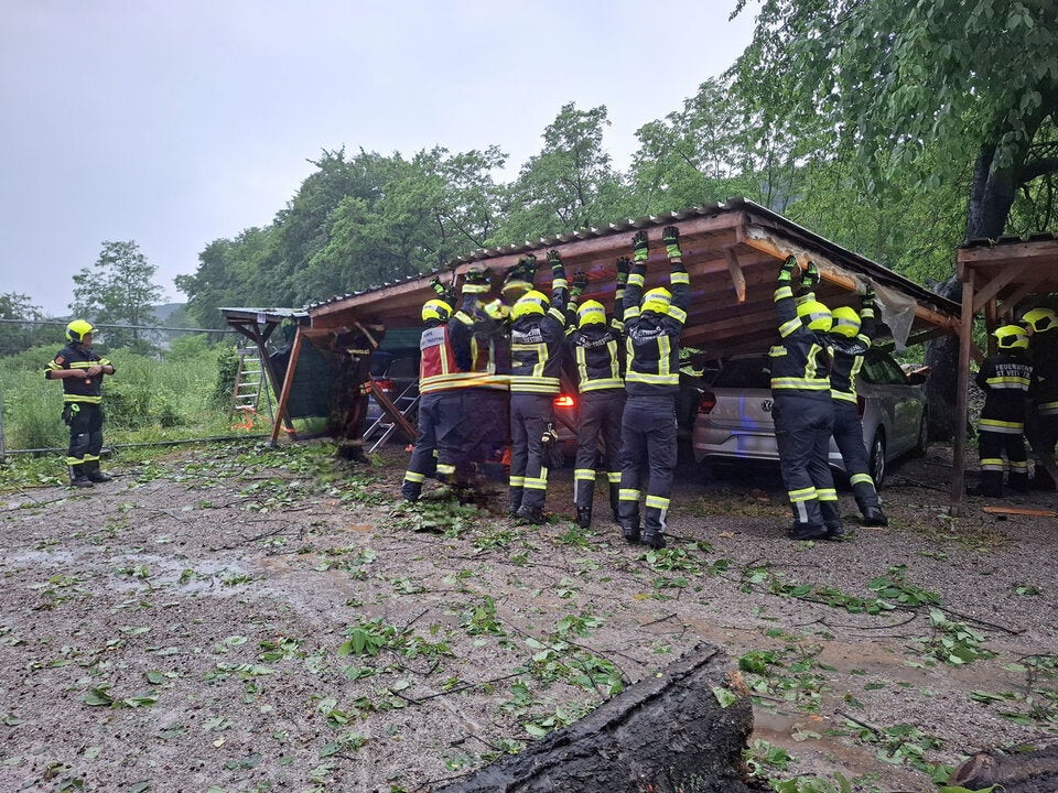 In St. Veit an der Triesting stürzte ein Carport auf parkende Autos. 