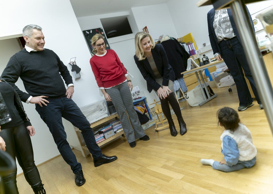 Kanzler paniert Schnitzel für Obdachlose in der 
