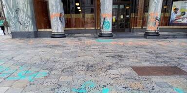 Klima-Aktivisten verunstalten denkmalgesch&uuml;tztes Geb&auml;ude