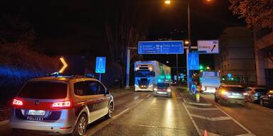 Lkw mit Fertighausteilen blieb unter Stadionbrücke stecken