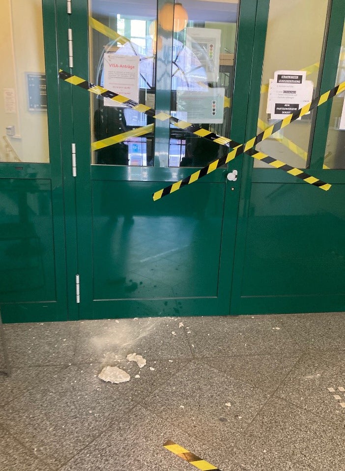 Mann bewirft Polizeiinspektion mit Steinbrocken