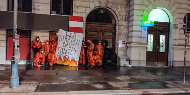 Wiener SP&Ouml;-Zentrale mit Autoreifen blockiert