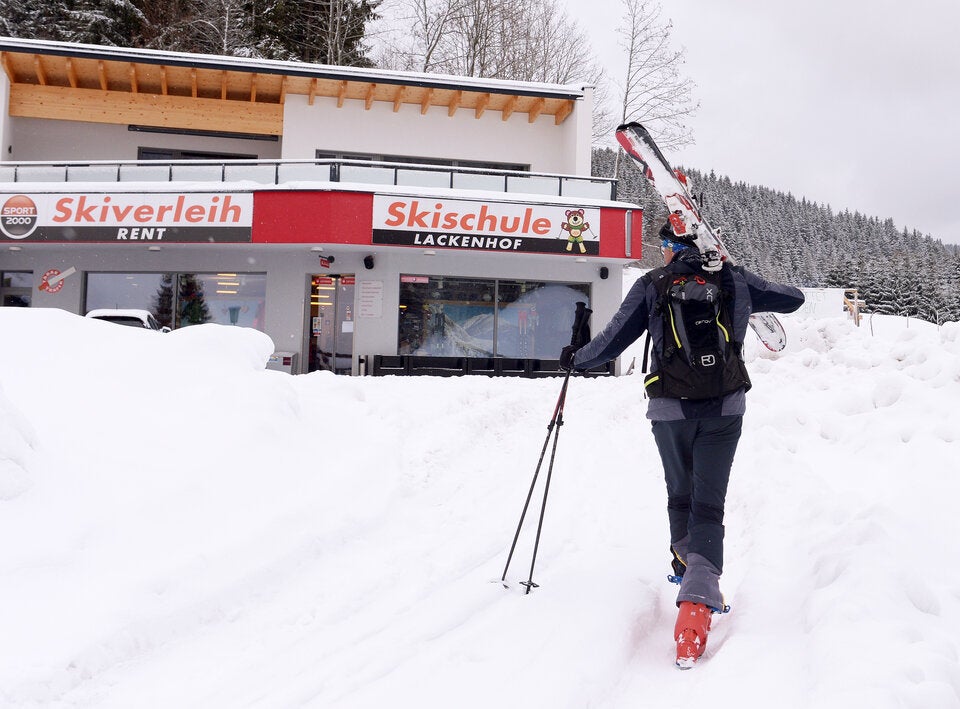 Ein Skifahrer vor den Ötscherliften