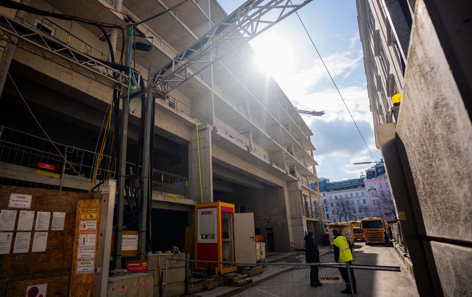 Abrissarbeiten am Rohbau des geplanten Signa-Kaufhauses 