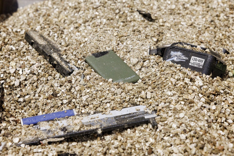 Gesammelte Batterien und Akkus in einer Batteriesortieranlage.