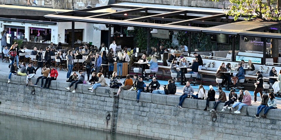 Menschenmassen am Wiener Donaukanal