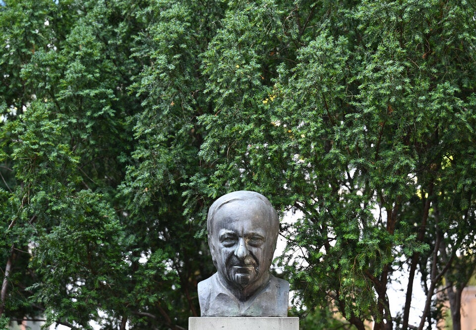 Bereits nach dem Bekanntwerden Vorwürfe gegen Gmeiner wurde die Büste aus dem Park entfernt.