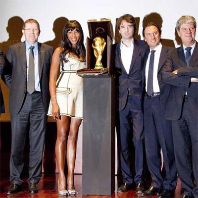 Der WM-Pokal reist in Louis Vuitton