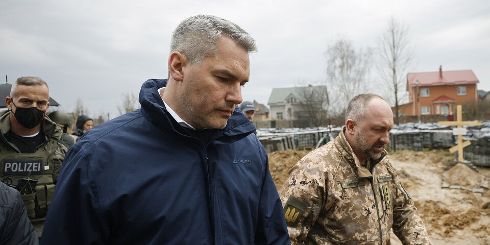 Kanzler Nehammer besucht Massengrab in Butscha