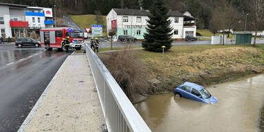 Pkw landet im Bezirk G&uuml;ssing in Bach