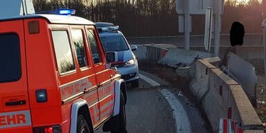 Alkolenkerin wurde &uuml;ber Betonleitwand geschleudert