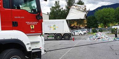 K&Auml;RNTEN: M&Uuml;LLWAGEN MIT BRENNENDER LADUNG FUHR BEI VILLACHER FEUERWEHR VOR